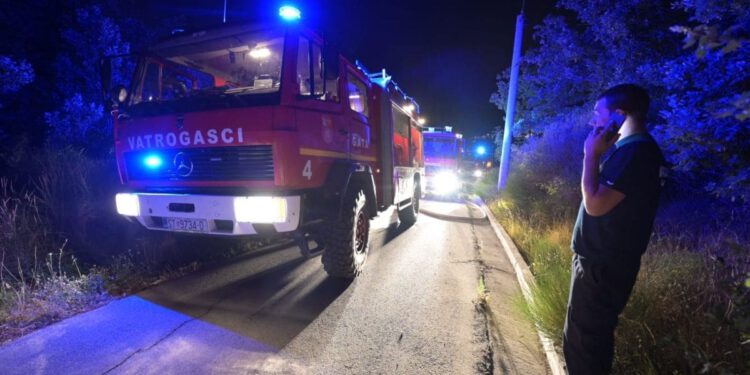 NOVI DETALJI POŽARA KOD IGRANA Četiri kanadera gasila vatru, 33 vatrogasca ostaju na požarištu tijekom noći