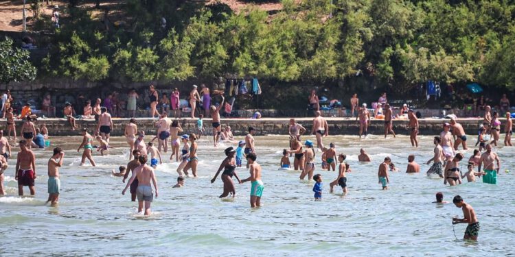 NOVI EKSTREM U SPLITU More gotovo vruće: Temperatura dosegnula kolovoški rekord!