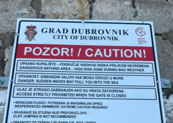 Na Buži postavljeno upozorenje: ‘Područje visokog rizika, valovi vas mogu odvući u more!’