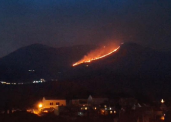 Na Ivanici i dalje gori: Za sad ne prijeti Hrvatskoj, ali nadgleda se zapadna strana prema Rijeci dubrovačkoj (VIDEO)