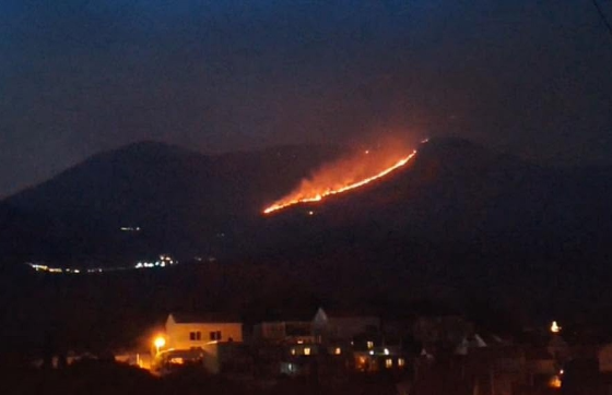 Na Ivanici i dalje gori: Za sad ne prijeti Hrvatskoj, ali nadgleda se zapadna strana prema Rijeci dubrovačkoj (VIDEO)
