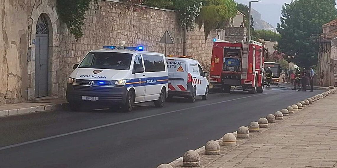 Na motoru kod bolnice pretjecao preko pune crte i zabio se u autobus: Teško je ozlijeđen