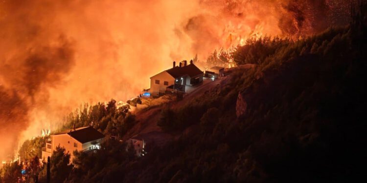 Na požaru u Lokvi Rogoznici trenutno je 76 vatrogasaca s 21 vozilom, stiže pomoć iz tri susjedne županije