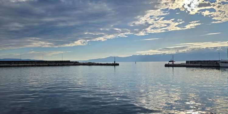Na sjevernom Jadranu jutarnji pljuskovi pa razvedravanje, na jugu sunčano i vruće do 34 °C