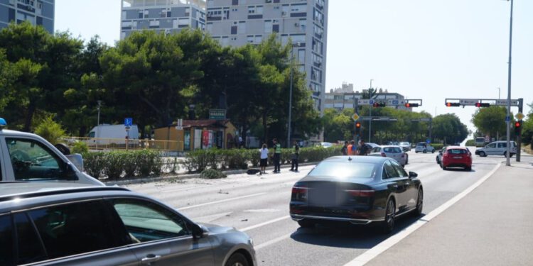 Nakon teške prometne nesreće zatvorena ulica u Splitu, dvoje ljudi je u bolnici