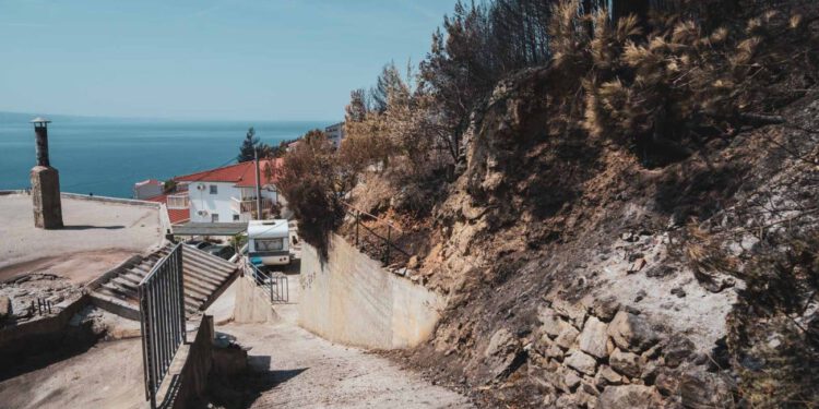 Nakon velikog požara stiže važno upozorenje iz Omiša: Kreću hitni radovi, mogući zastoji na cestama