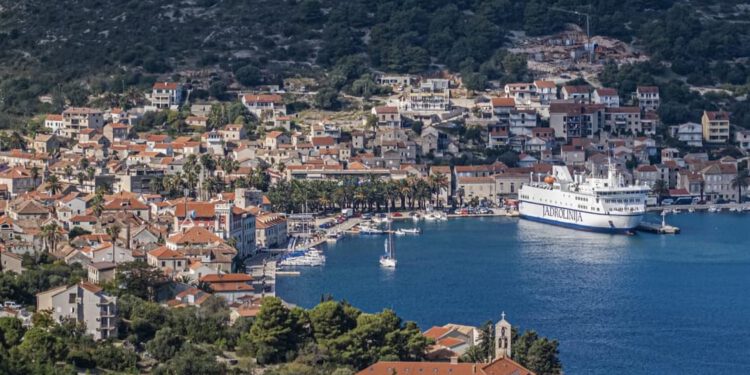 ODLAZE KUĆI Turisti se vraćaju na kopno, dodatna linija u Supetru