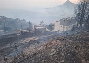 OMIŠ Na požarištu pronađeno tijelo mlade žene, buknuo požar u kanjonu Cetine, vatra se spušta prema kućama