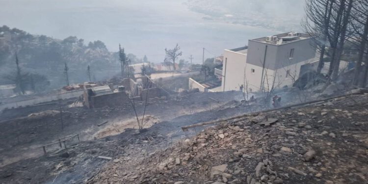 OMIŠ Na požarištu pronađeno tijelo mlade žene, buknuo požar u kanjonu Cetine, vatra se spušta prema kućama