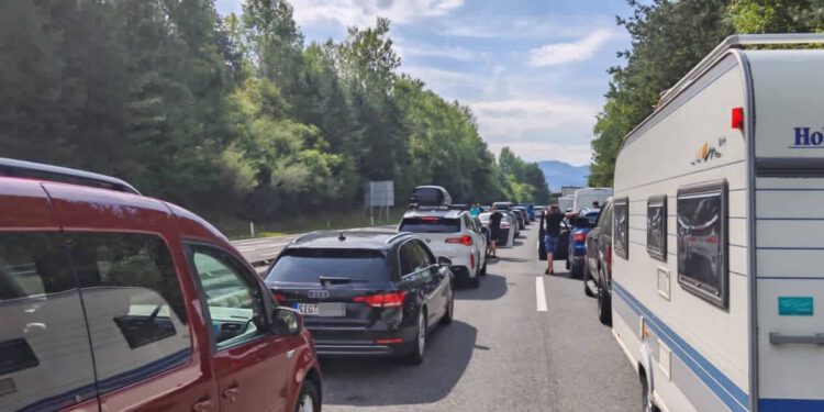 OVO JE SLIKA IZ SLOVENIJE Zastoj na cestama zbog velikih gužvi prema Hrvatskoj i Austriji!
