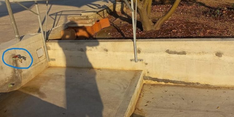 Obrtnik je provukao vodu od svoje kuće preko javne ulice na pomorsko dobro te sve to dobro učvrstio betonom