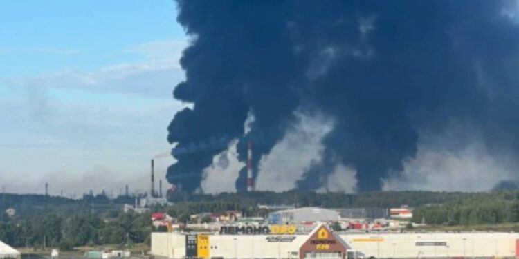Ogroman stup dima iznad ruskog grada nakon što je Ukrajina pogodila dvije rafinerije
