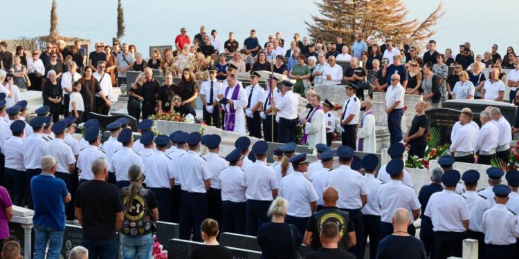 Omiš se oprostio od Drage Lelasa, vatrogasca koji je 60 godina posvetio službi