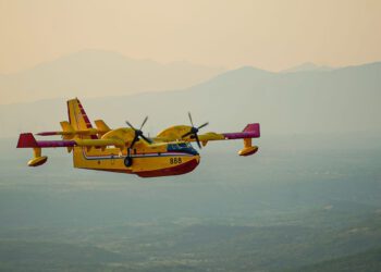 Opet gori u Dalmaciji, u akciji dva kanadera CL-415