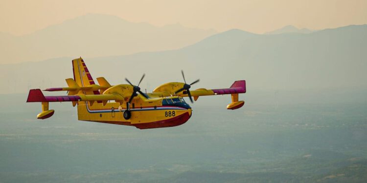 Opet gori u Dalmaciji, u akciji dva kanadera CL-415