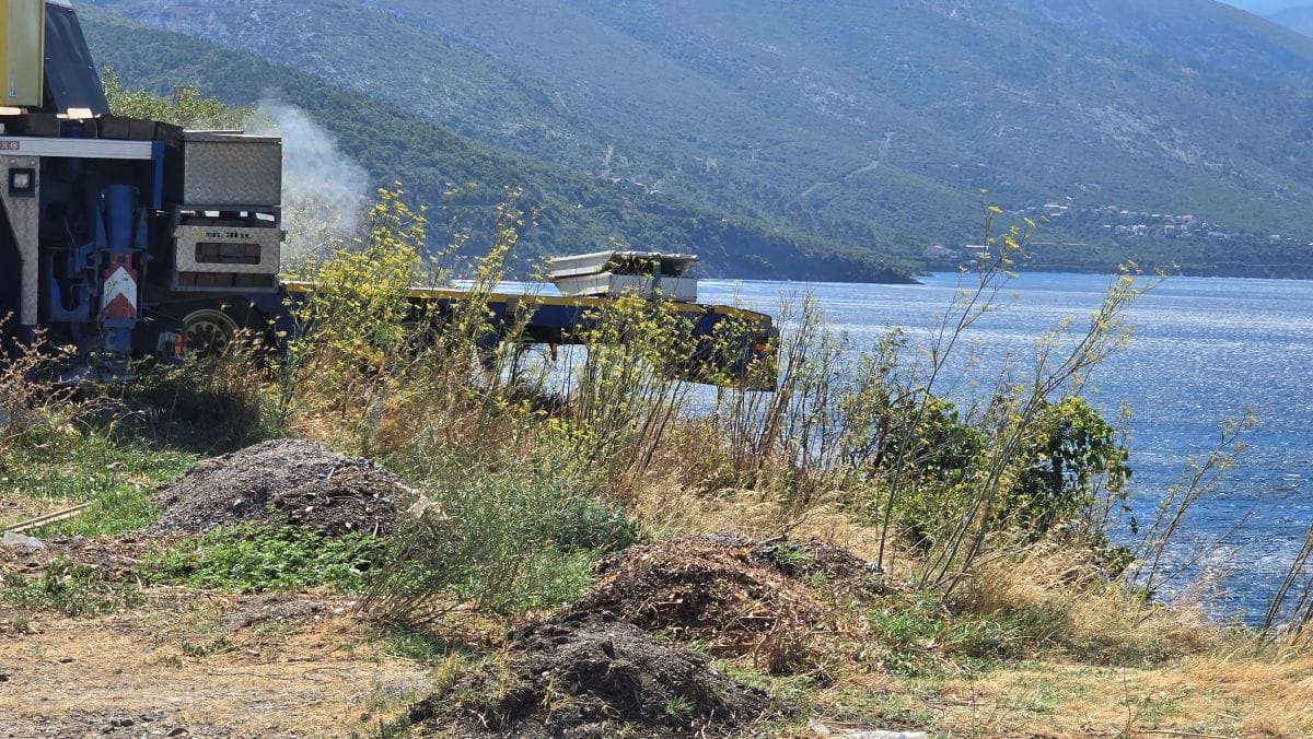 VIDEO: SNIMILI SMO EKOCID U SENJU Kamioni bacaju otpad s litice ravno u Jadran! Iz Grada poručuju: "Prvi put čujemo za to"