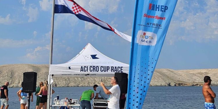 PLIVAČKA ATRAKCIJA Štafetno prvenstvo Hrvatske u daljinskom plivanju u Miškovićima