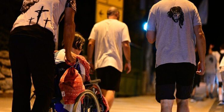 POLICIJA IZDALA VAŽNO UPOZORENJE Zatvara se stara cesta Solin-Klis, evo kada i kojim će pravcima hodočasnici prema Sinju