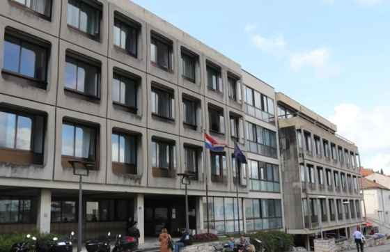 Pijani Irac pokušao nasilno ući u stan Nijemca i Hrvatice. Sad je u istražnom zatvoru