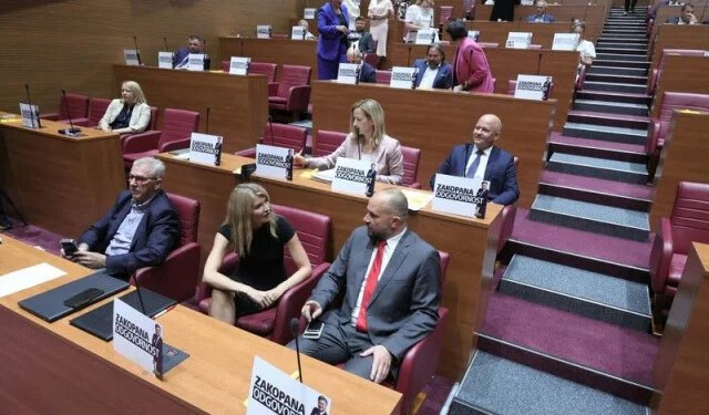 Plenković poručuje da se ne širi panika, oporba ga žestoko napala: 37.000 tona otpada ostaje u Gospiću