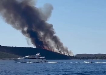 Ponovno gori u Dalmaciji, vatrogasci na se bore na dva fronta: Zapalio se brod kod Čiova