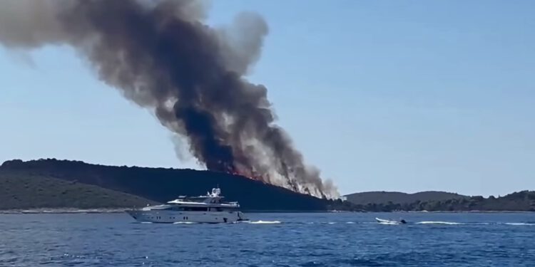 Ponovno gori u Dalmaciji, vatrogasci na se bore na dva fronta: Zapalio se brod kod Čiova
