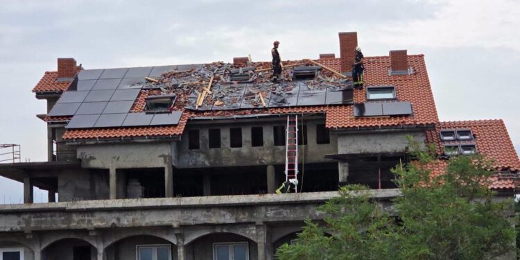 Poplavljeni objekti, stradali krovovi, sve vatrogasne snage na terenu