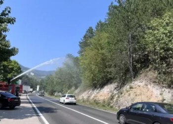 Požar izazvao odrone kod Konjica, kamenje padalo na M-17 i oštetilo vozila