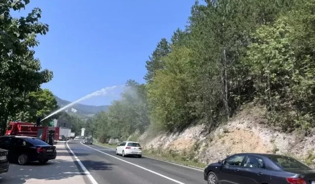 Požar izazvao odrone kod Konjica, kamenje padalo na M-17 i oštetilo vozila