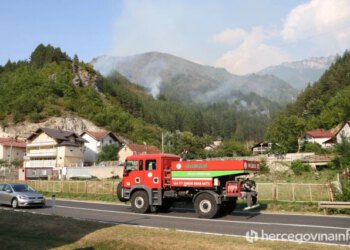 Požar iznad Kanjine i Živašnice lokaliziran, vatrogasci tijekom noći branili kuće
