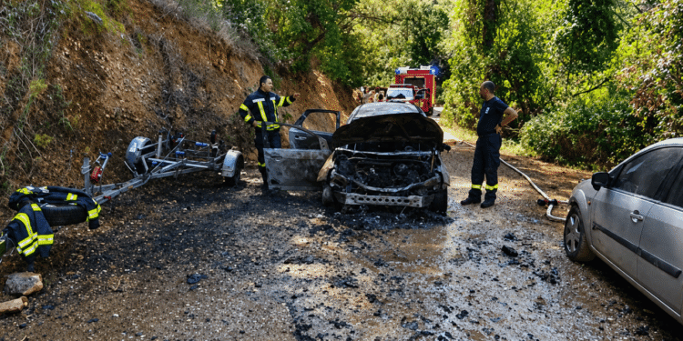 Požar na Hvaru: Planulo vozilo u Stinivi, vatra se proširila na šumu