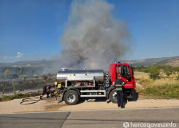 Požar uz cestu Buna – Hodbina, na terenu više vatrogasnih vozila
