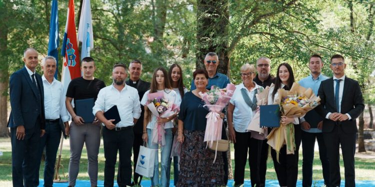 Proložac proslavio Dan Općine i blagdan Velike Gospe uz brojne uzvanike i priznanja zaslužnima