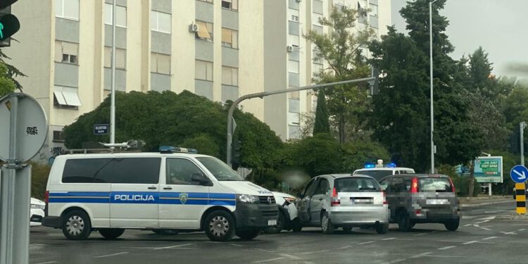 Prometna nesreća na splitskom raskrižju, jednoj osobi pružena liječnička pomoć