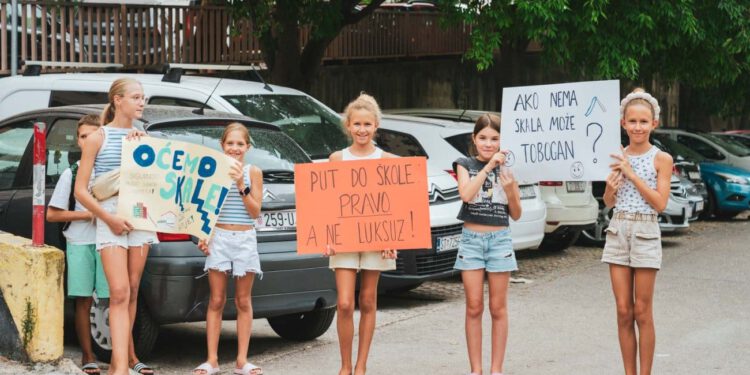 Prosvjed na Pujankama: “Djeca nemaju kuda do škole, čekamo li da se nešto dogodi?”