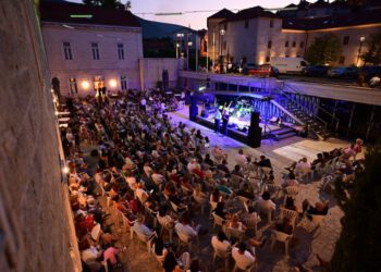 Prva Sinjska glazbena noć okupila brojne glazbenike: Alkarski dvori vratili se u zlatno doba rock and rolla