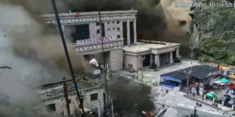 Raste broj mrtvih u razornim bujicama, više od 800 nestalih: Izbrisana čitava sela na granici Kine i Nepala
