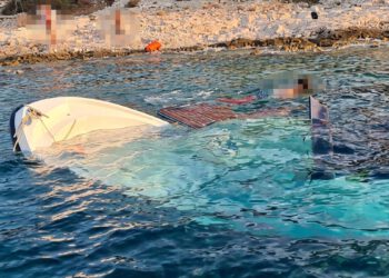 SNIMKA S HVARA Pijani turisti tonuli, domaći snimalli i smijali se: “Ne smite tu parkirat”