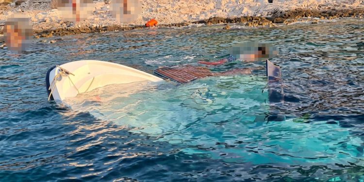 SNIMKA S HVARA Pijani turisti tonuli, domaći snimalli i smijali se: “Ne smite tu parkirat”
