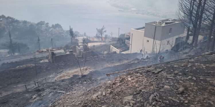 SPALJENA ZEMLJA Ovako jutros izgleda zgarište iznad Omiša: "Jedan od najtežih požara u povijesti Hrvatske, postoji mogućnost da na požarištu ima stradalih"