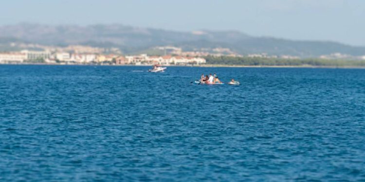 SUP daskom i dječjim gumenjakom na napuhavanje s djecom krenuli preko jednog od najprometnijih kanala u Dalmaciji!