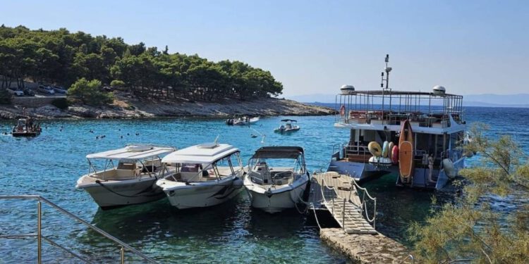 SUTIVAN POD PRITISKOM TURIZMA: Mještani upozoravaju na ugrožavanje sigurnosti i okoliša u uvali Likva