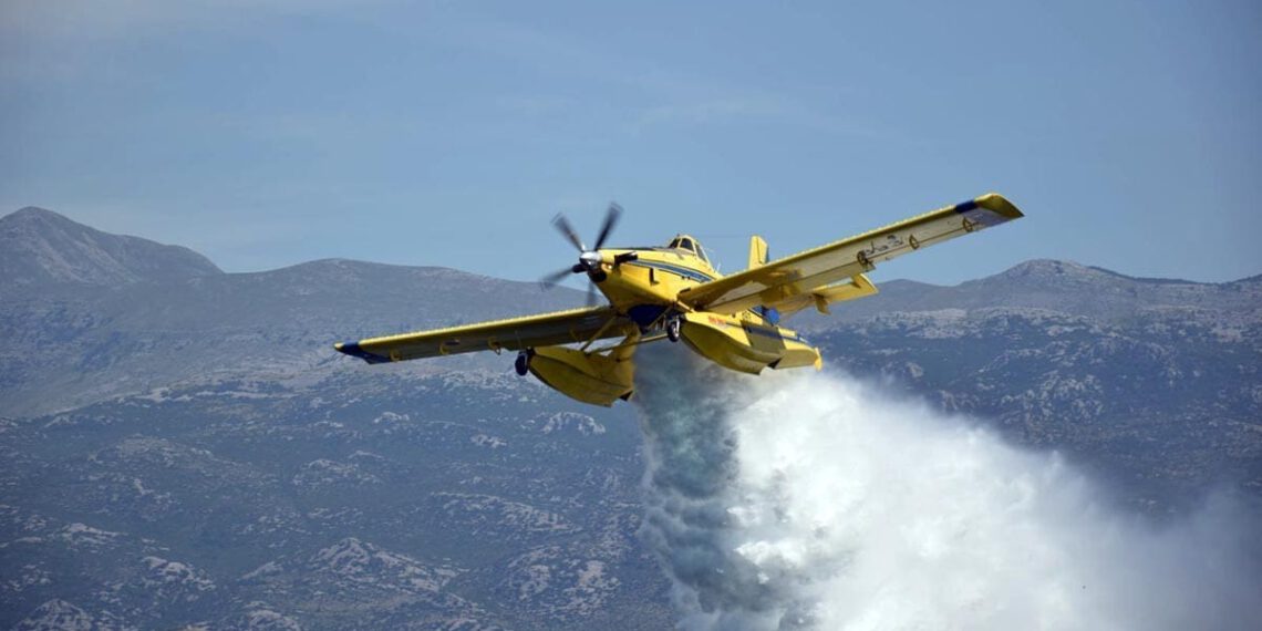 Saniran požar na Dugom otoku, vatrogasci ostaju dežurati: Kod Galovca vatru gase kanaderi i Air Tractor