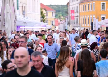 Sinj nakon Alke: Pijaca i okolne ulice prepune ljudi, slavlje se nastavlja do kasno u noć