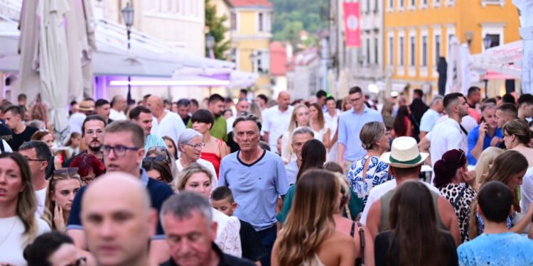 Sinj nakon Alke: Pijaca i okolne ulice prepune ljudi, slavlje se nastavlja do kasno u noć