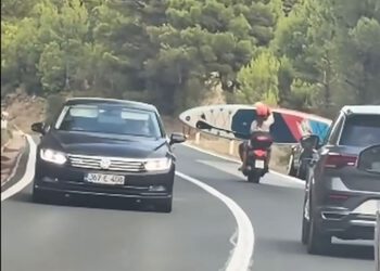 Snimka s Jadranske magistrale šokirala vozače: Na skuteru prevozio dasku gotovo širine prometnog traka