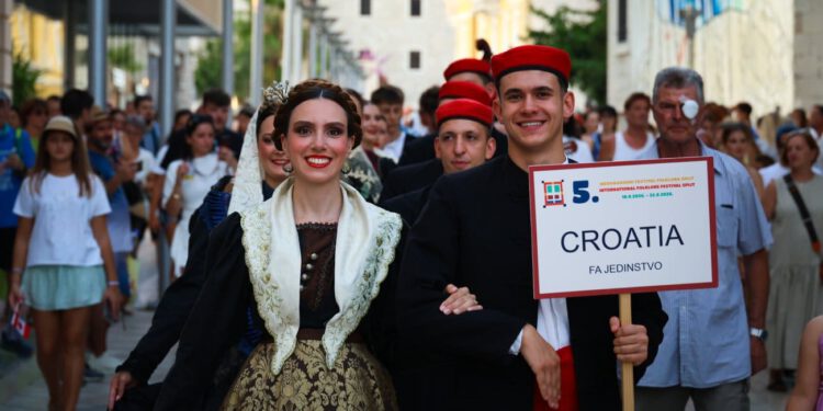 Spektakularnim koncertom na prepunoj solinskoj Gradini svečano zatvoren 5. CIOFF Međunarodni festival folklora Split 2026.