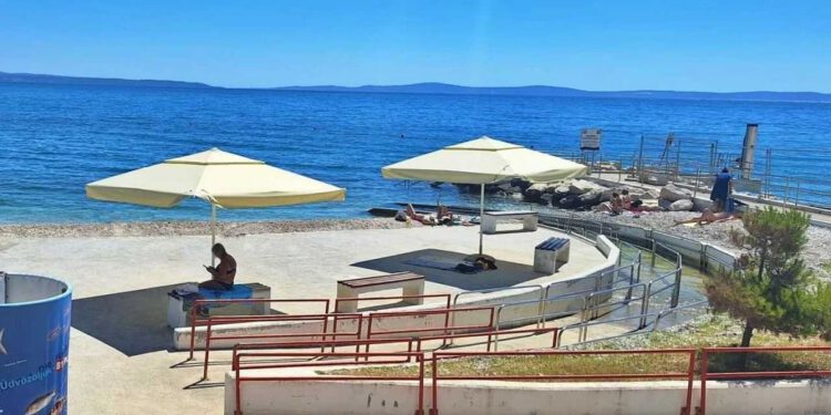 Split osigurao plaže za osobe s invaliditetom na Žnjanu i Benama, pa uputio apel građanima: “Pokažite solidarnost”