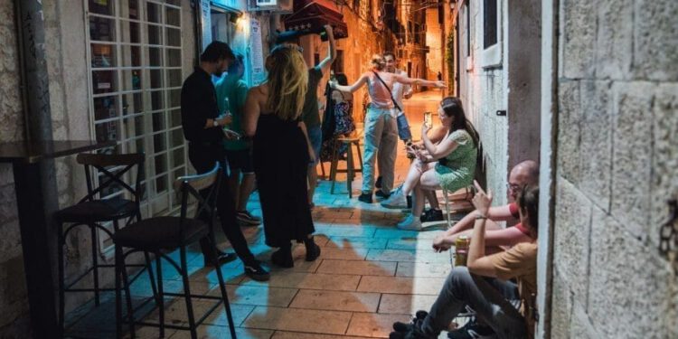 Split zabranio prodaju alkohola nakon 21 sat, ali još uvijek možete piti, ali i kupiti piće?! Evo kako…