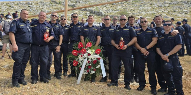 Splitski vatrogasci na Kornatima odali počast poginulim kolegama. 19 godina je prošlo od nezapamćene tragedije